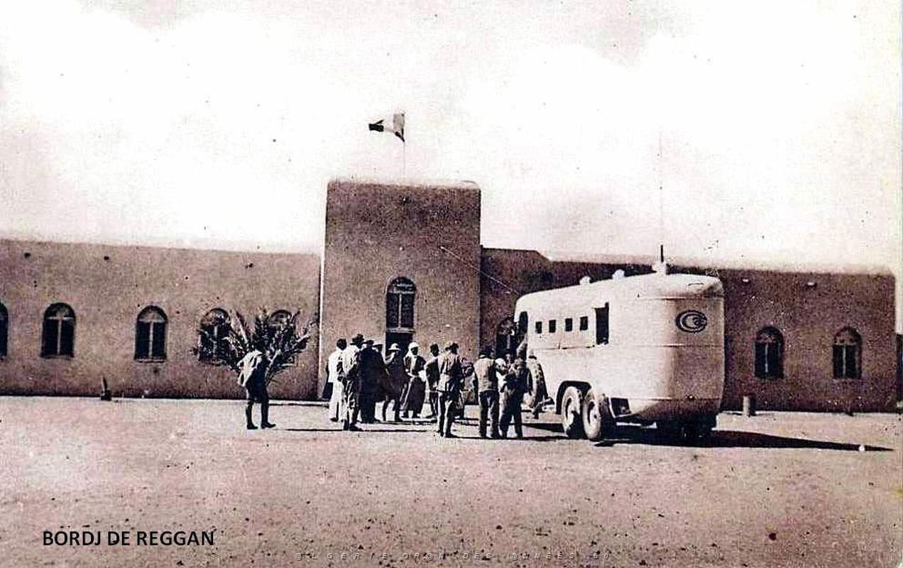 Bordj de Reggan autobus couchettes.jpg